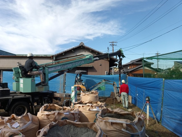 愛知県海部郡大治町で建設中の倉庫の地盤改良の様子