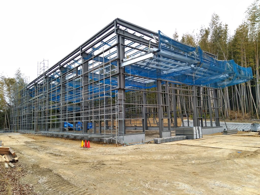 愛知県瀬戸市で始まった新築工事の鉄骨建て方完了の様子