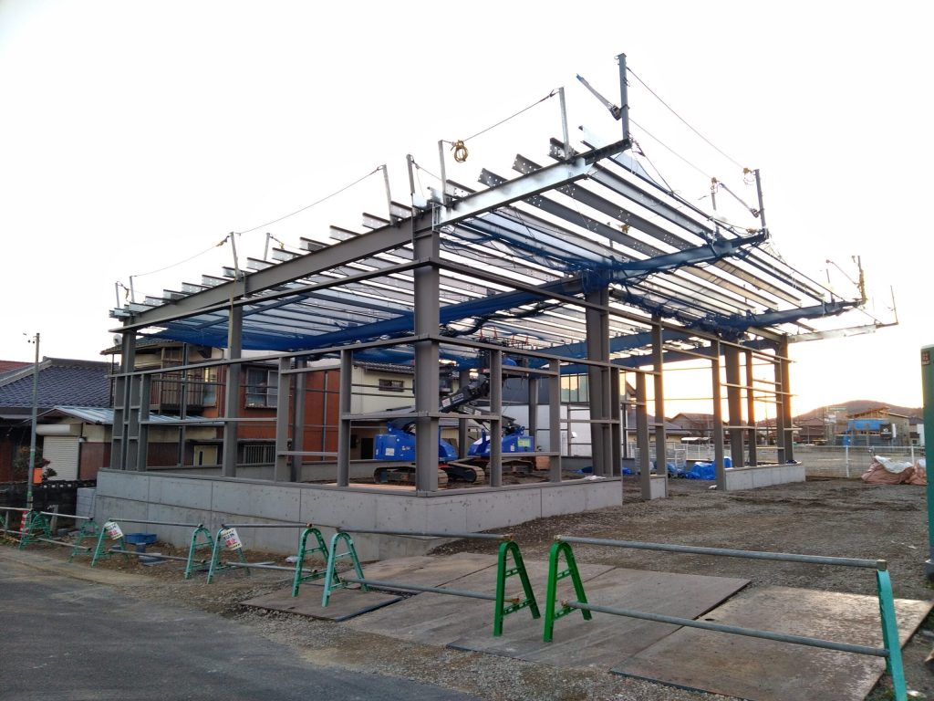 岐阜県土岐市で建設中の倉庫　鉄骨建方完了の様子
