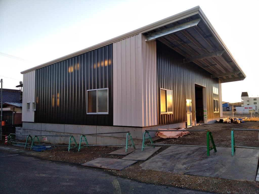 岐阜県土岐市で建設中の倉庫　屋根葺き・外壁工事完了の様子