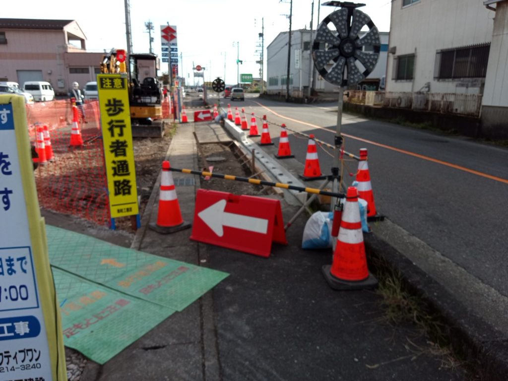岐阜県岐阜市で建築中の木造老人ホームの乗入歩車道ブロック切下げの様子