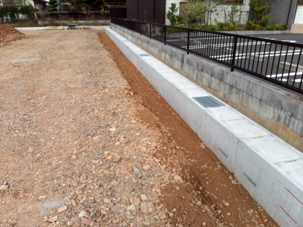 岐阜県岐阜市で建築中の木造老人ホームの東側CD側溝布設の様子