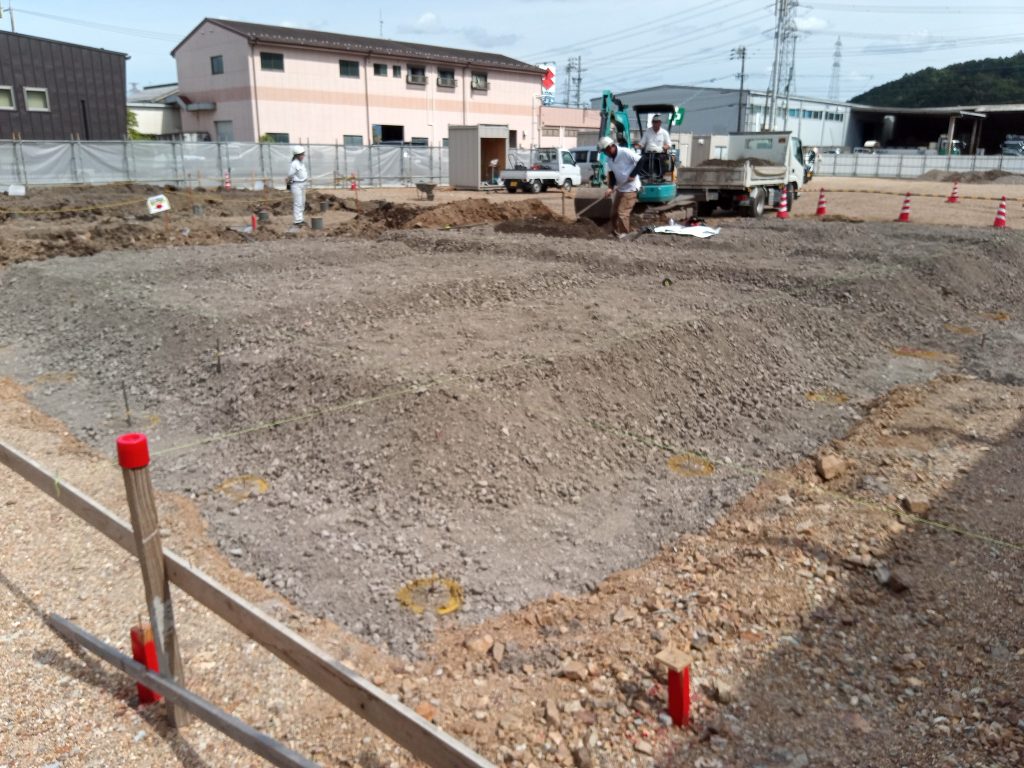 岐阜県岐阜市で建築中の木造老人ホームの基礎掘削砕石敷工事の様子