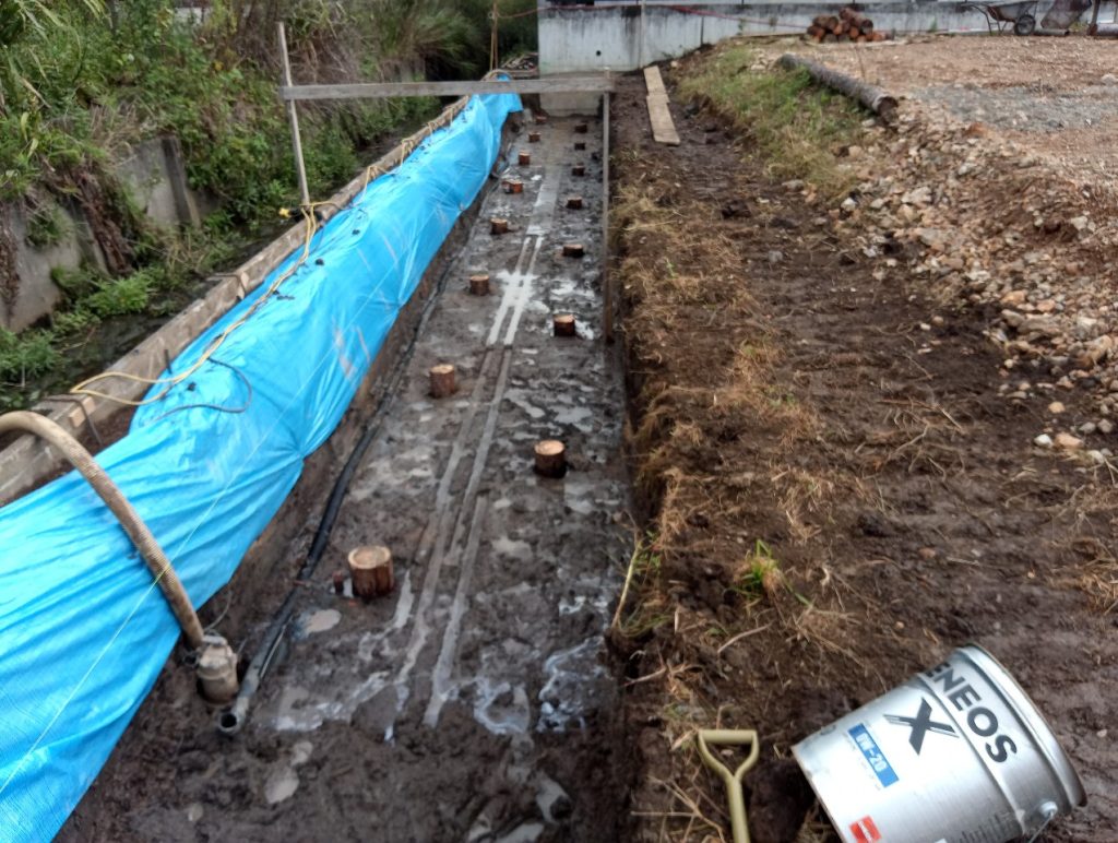 岐阜県岐阜市で建設中のスマイル3号館（木造老人ホーム）の開発工事 L型擁壁掘削・松杭打設状況