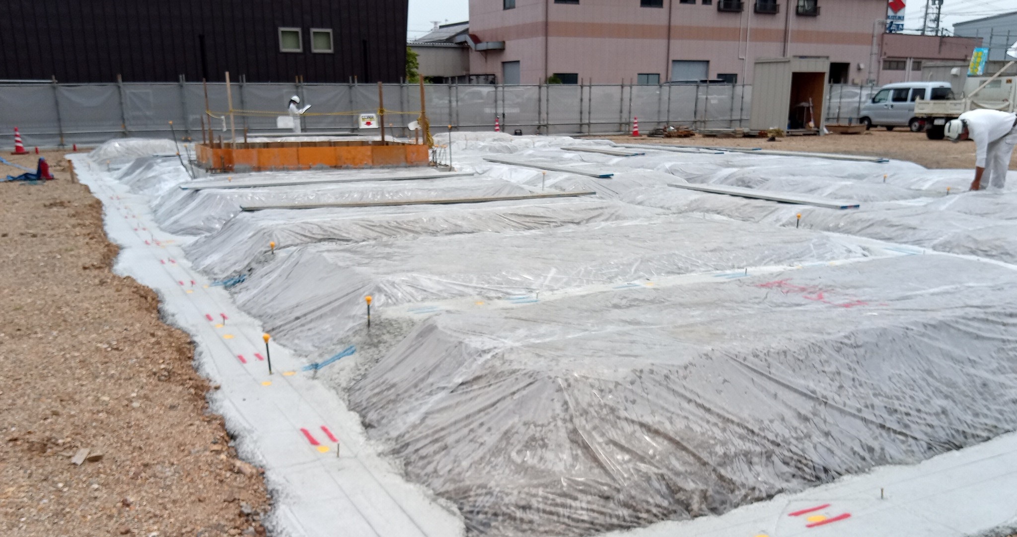 岐阜県岐阜市で建築中の木造老人ホームのアンカー位置出しの様子