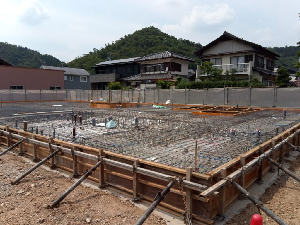 岐阜県岐阜市で建築中の木造老人ホームの基礎型枠・配管工事の様子
