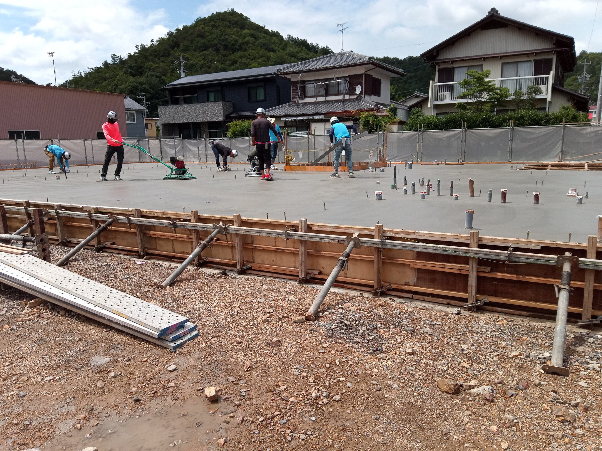 岐阜県岐阜市で建築中の木造老人ホームの基礎コンクリート工事の様子