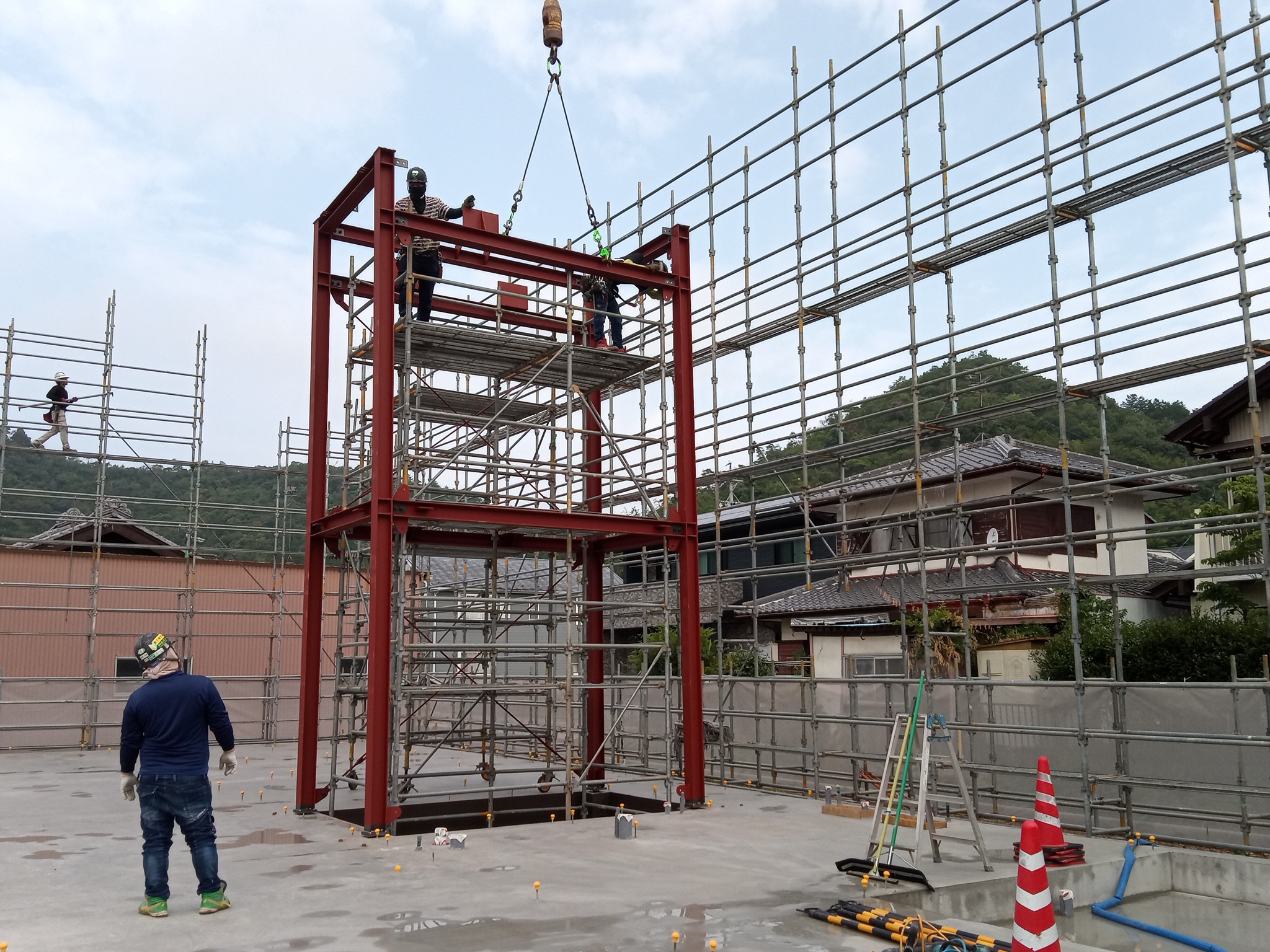 岐阜県岐阜市で建築中の木造老人ホームのEV鉄骨建て方工事の様子