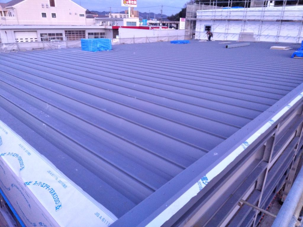 岐阜県関市 店舗新築工事の屋根工事・屋根葺きの様子