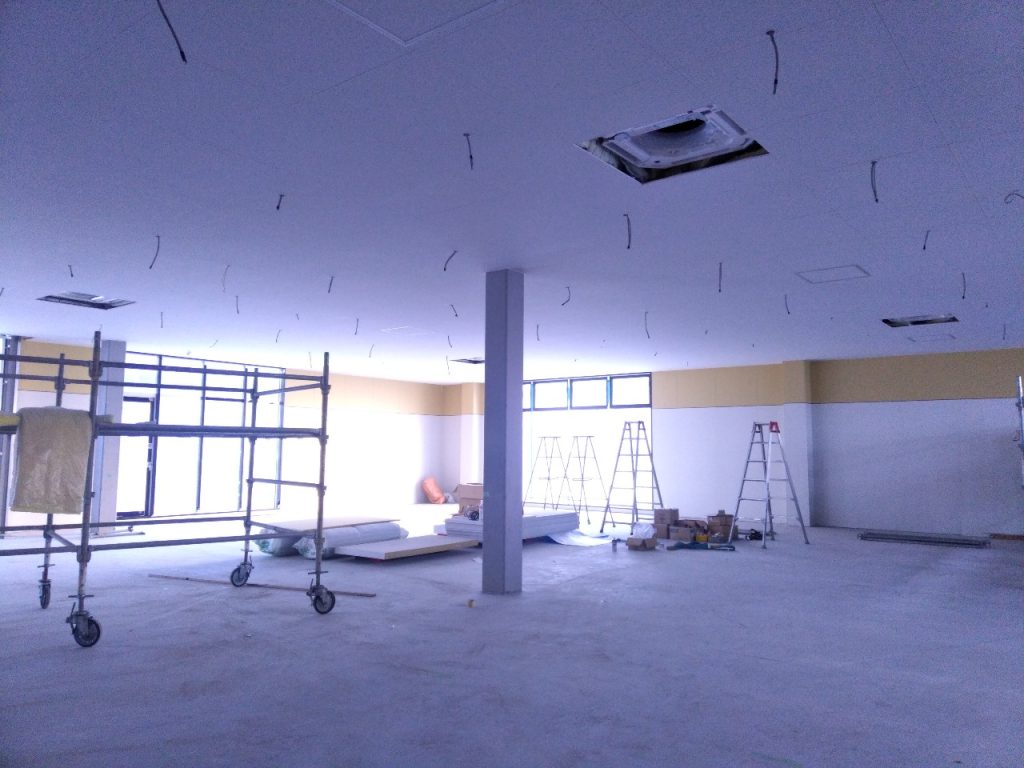 岐阜県関市 店舗新築工事の内装工事・クロス貼りの様子