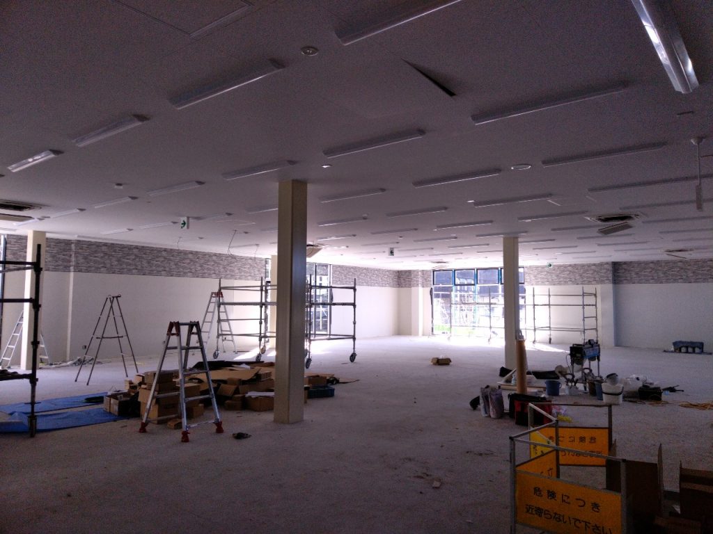 岐阜県関市 店舗新築工事の電気工事・照明取り付けの様子