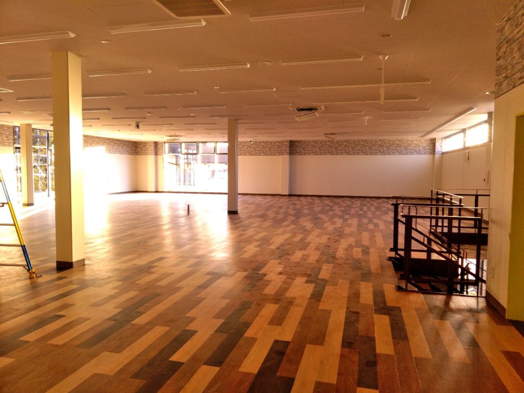 岐阜県関市 店舗新築工事の内装工事・2Fフローリング貼りの様子