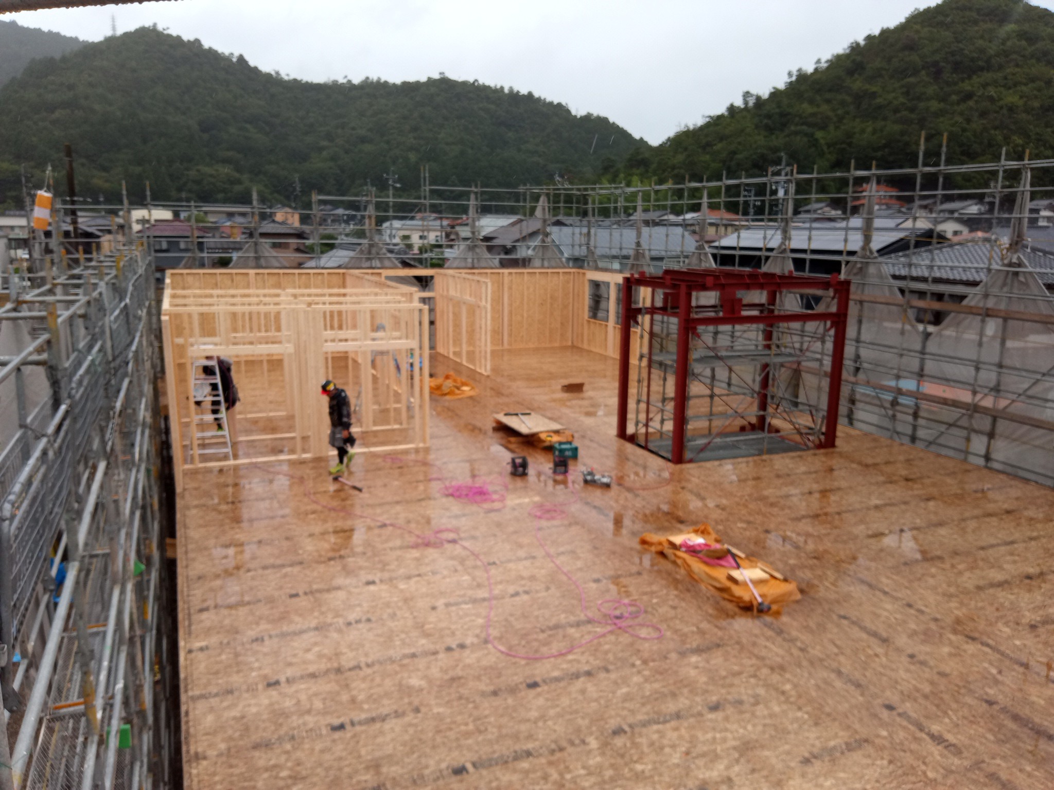 岐阜県岐阜市で建築中の木造老人ホームの建て方の様子（2階建て込み）