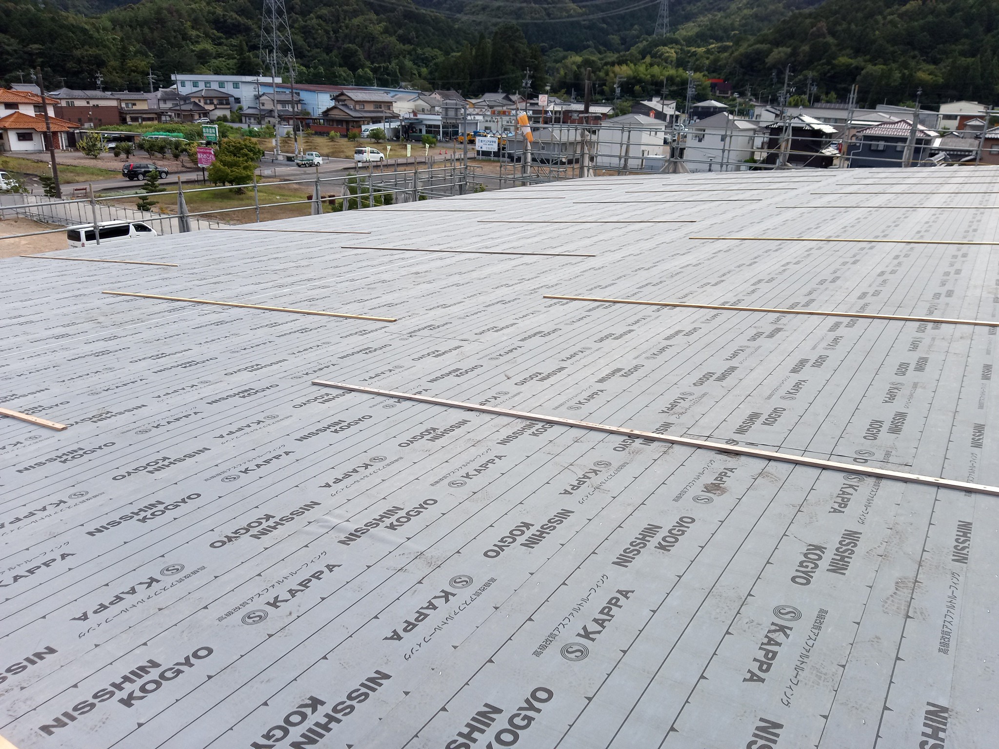 岐阜県岐阜市で建築中の木造老人ホームのアスファルトルーフィング貼り状況