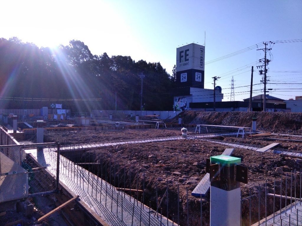 岐阜県関市 店舗新築工事のコンクリート工事・基礎梁コンクリート打設の様子