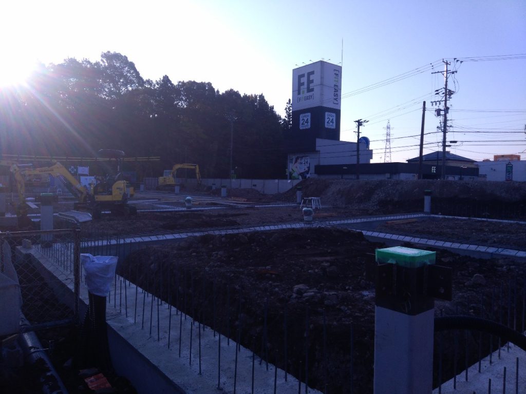 岐阜県関市 店舗新築工事の型枠工事・基礎梁型枠脱型の様子
