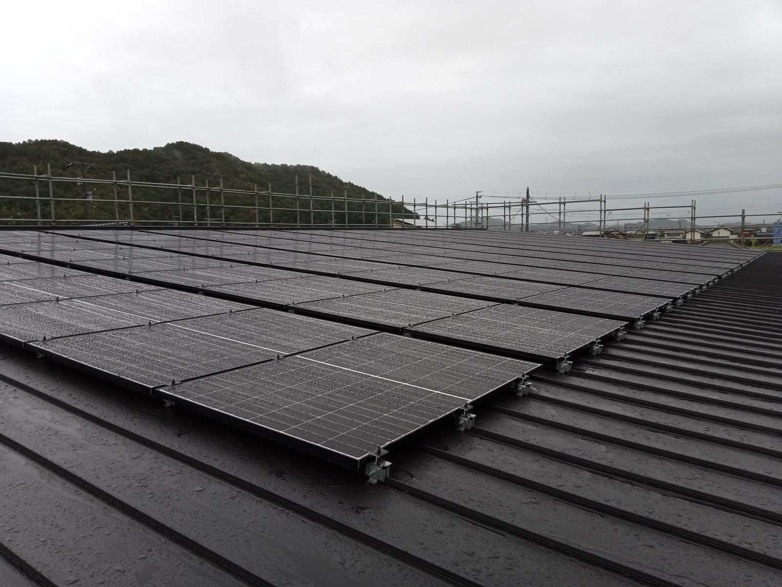 岐阜県岐阜市で建築中の木造老人ホームの太陽光パネル設置状況